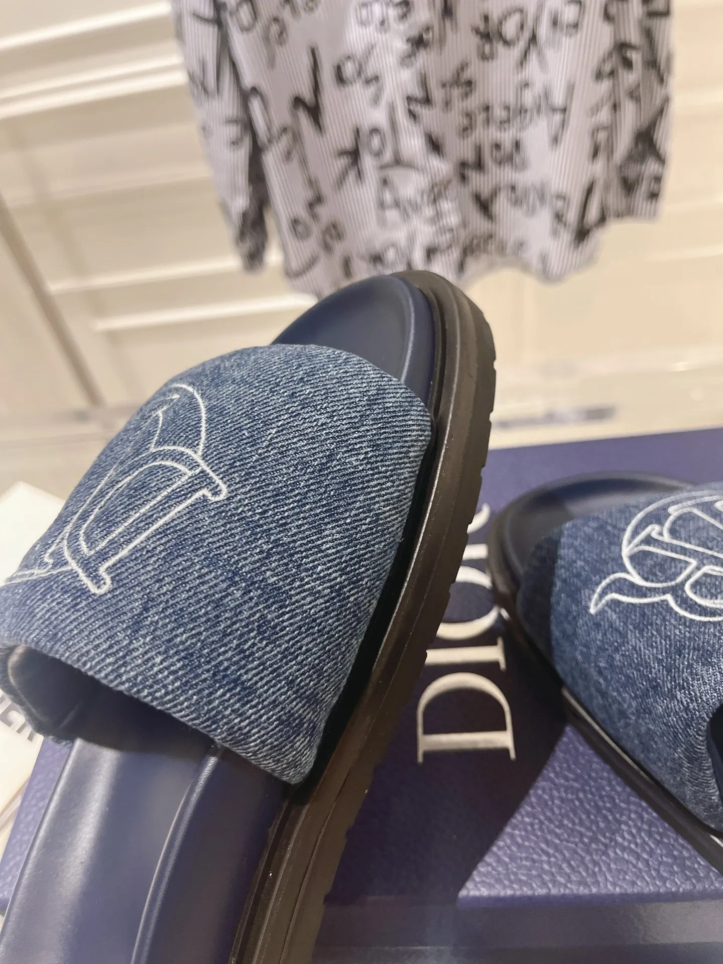 👟👟Ex-factory price 420👟👟 #Men's top version 𝐃𝐈𝐎𝐑# Dior's new men's summer slippers 🔥Purchase the original development Alias ​​sandals are new products in 2024. They are a leisurely and exquisite work. The upper is made of imported denim ➕ calfskin 🔥 Original molded rubber outsole provides the best comfort 🔥 ✔️Size: #38-46